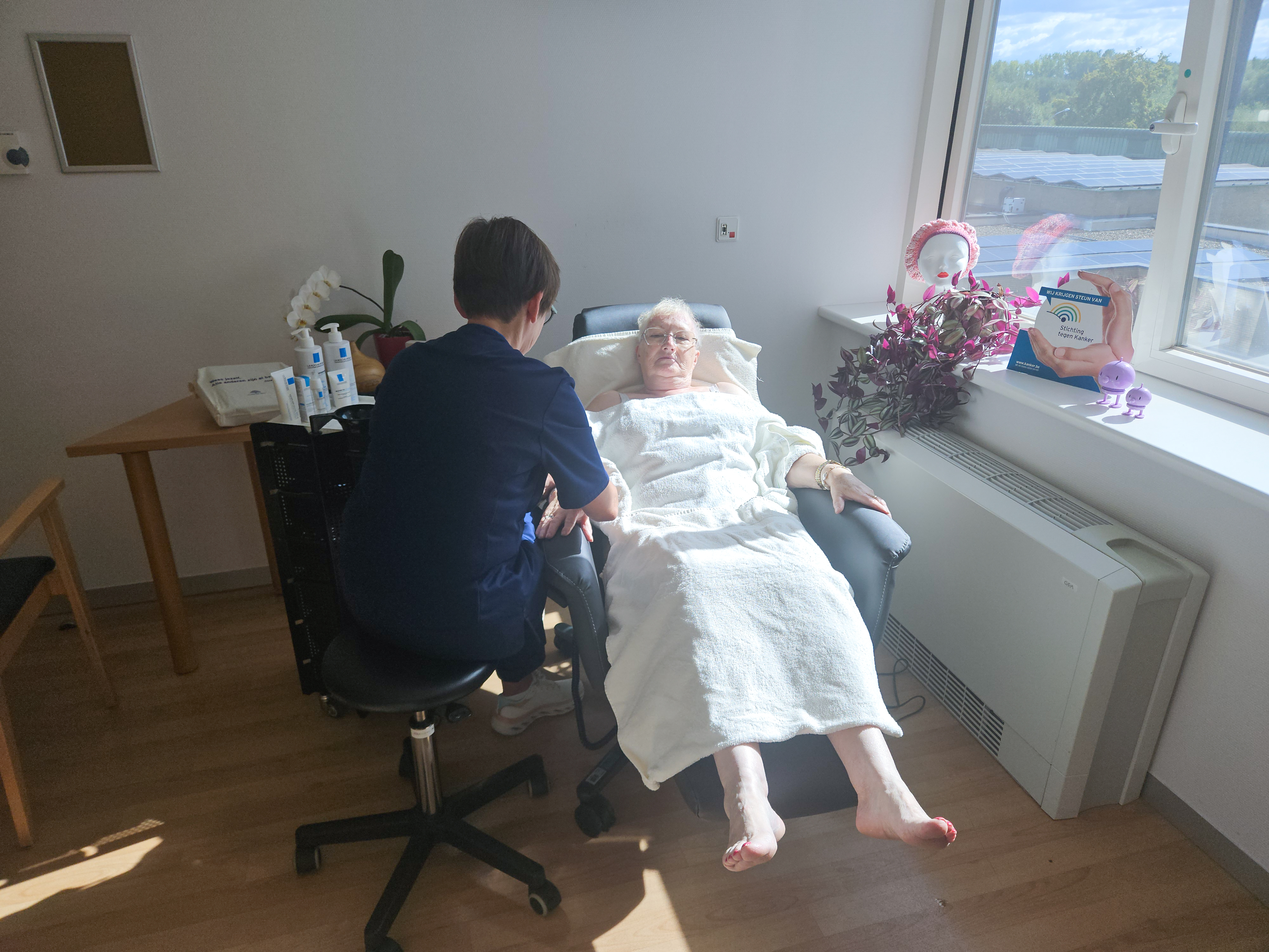 Patiënt krijgt een massage tijdens haar behandeling in het Oncologisch centrum